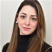 Ein Yogalehrer mit Schwerpunkt Meditation Und Menschen mit eingeschränkter Bewegungsfreiheit.